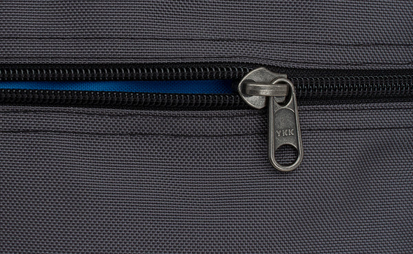 A close shot of the zipper in Medium Cafe Bag.